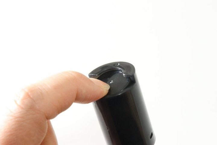 ダイソーのコインシリンダーはバネを押し込んで収納する