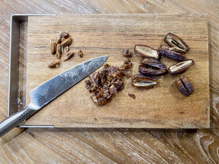 デーツを半分にカットし、種を出して粗く刻み、ミックスナッツも粗く刻んでおきます。