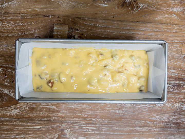 生地を型に流し入れる