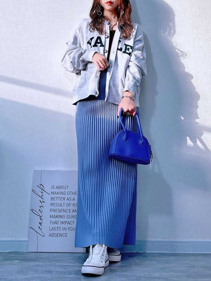 cocaランダムリブロングIラインスカート ライトブルーとロゴカーディガンコーデ
