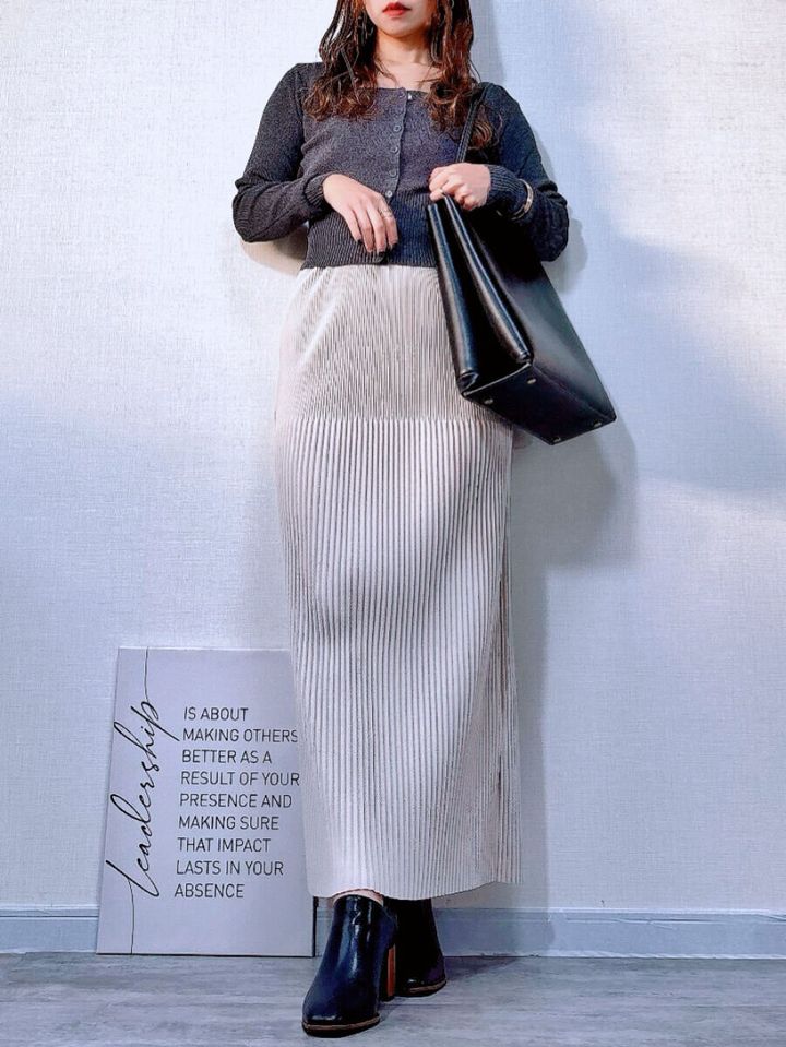 cocaランダムリブロングIラインスカート ライトベージュとスクエアネックカーディガンコーデ