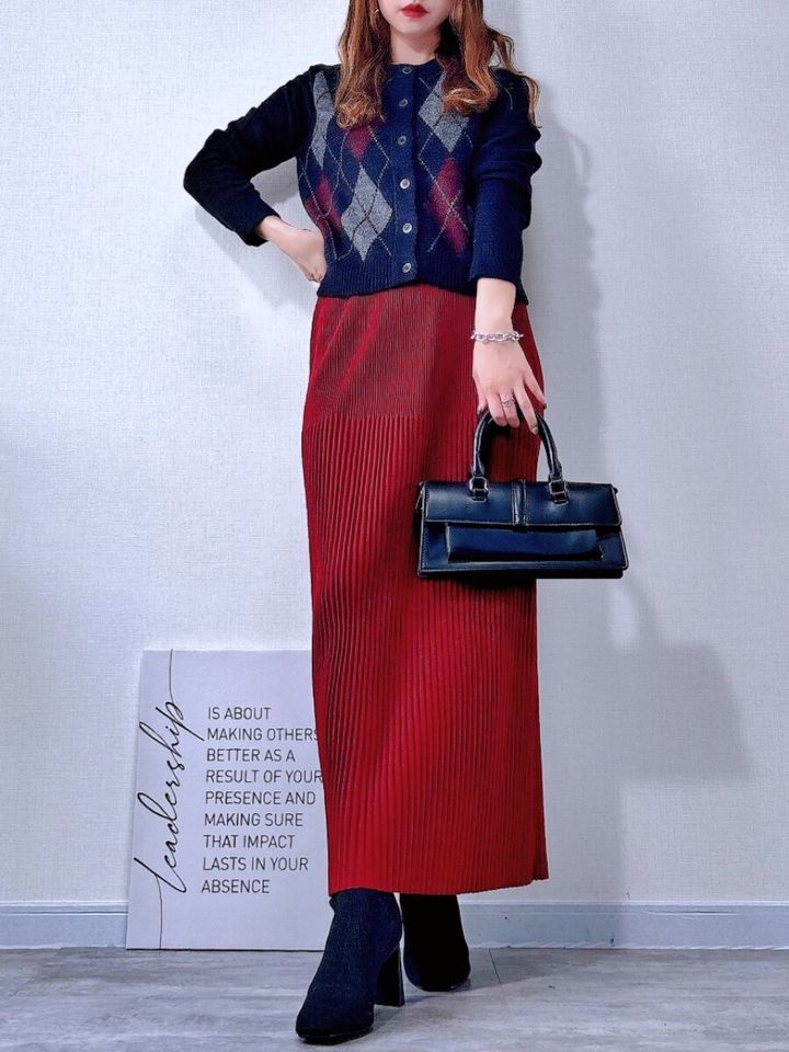 cocaランダムリブロングIラインスカート ワインレッドとアーガイルセーターコーデ