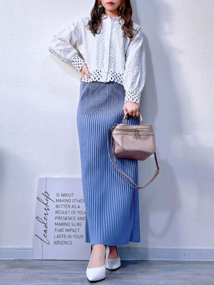 cocaランダムリブロングIラインスカート ライトブルーと白シャツコーデ