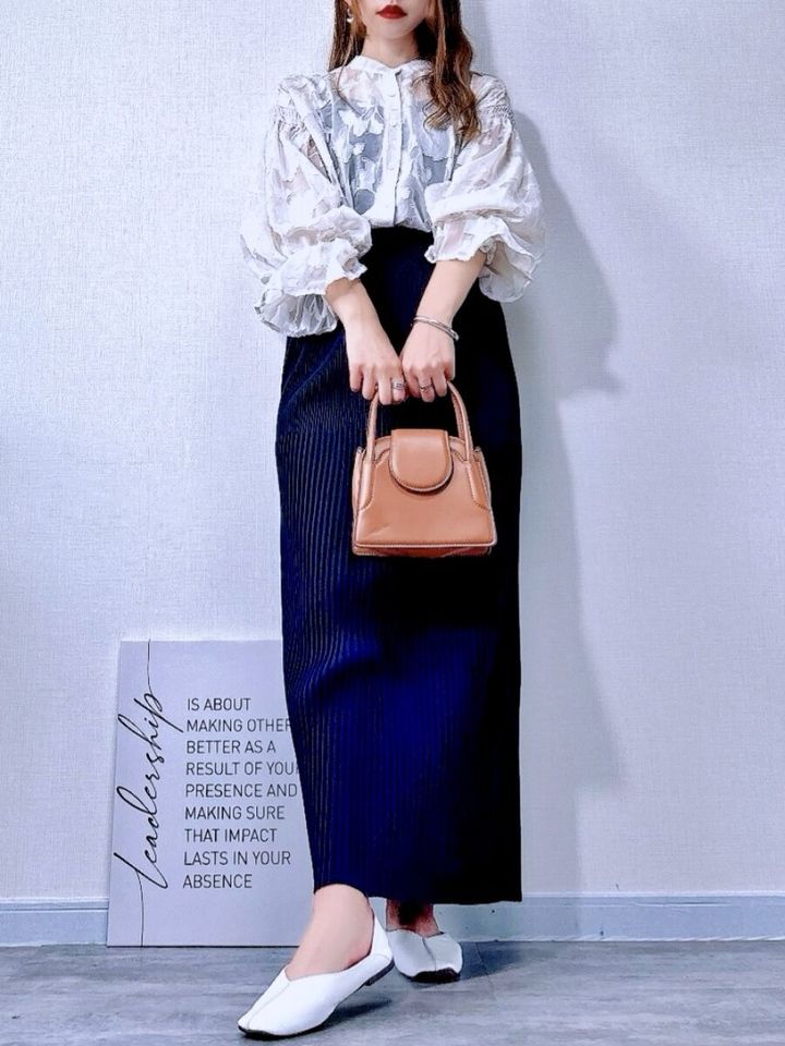 cocaランダムリブロングIラインスカート ネイビーとシアーシャツコーデ