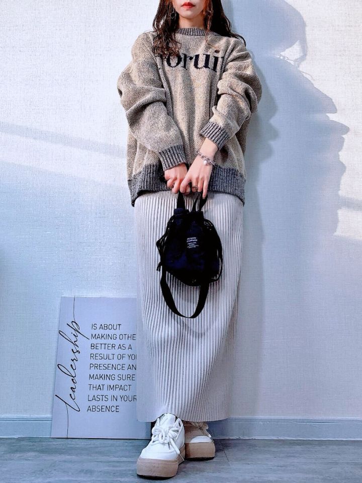 cocaランダムリブロングIラインスカート ライトベージュのワントーンコーデ