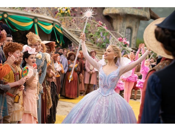 『ウィキッド 永遠の約束』について、作品の立ち位置や、新たな楽曲など、見る前に知ってほしい8つのことのことを解説しましょう。日本でもまったく他人事ではない問題が描かれていることは、前編から続けて見るからこそ分かるのです。（※画像出典：(C) Universal Studios. All Rights Reserved.）