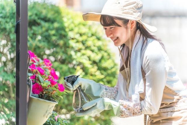 ガーデニング お花に水をやる笑顔の女性
