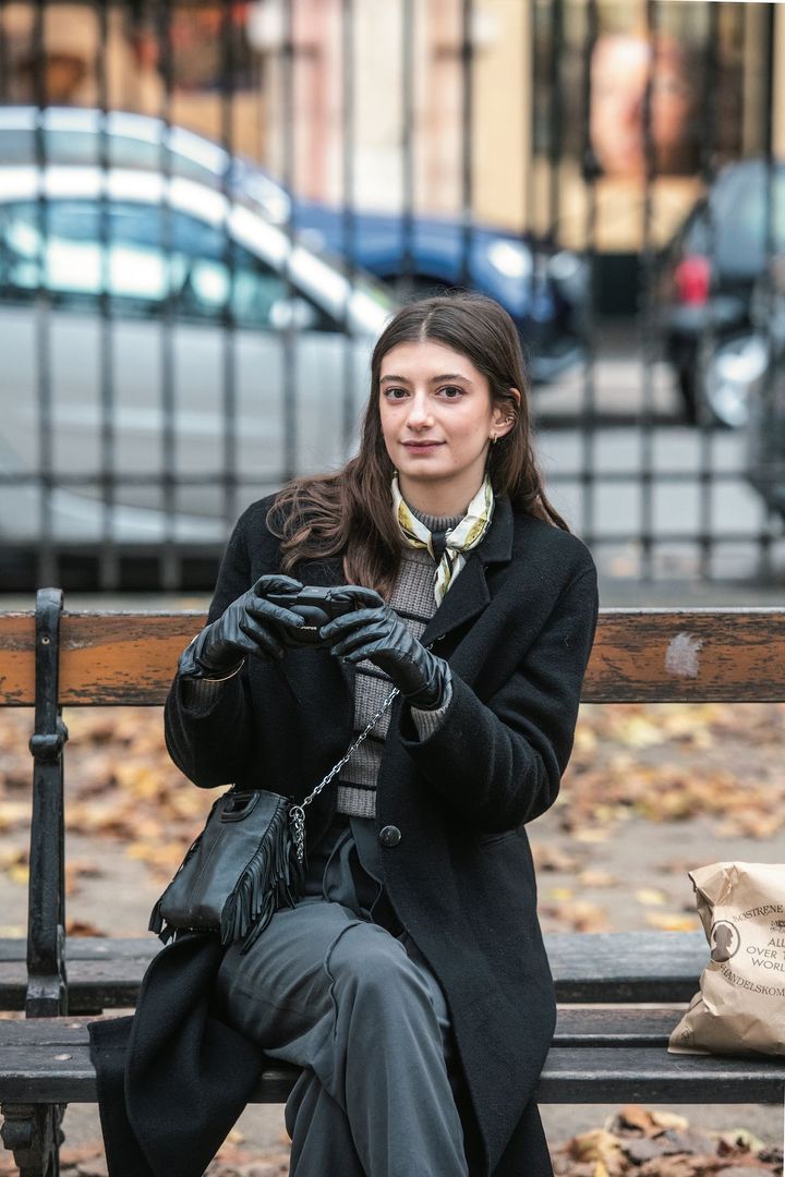 スカーフの使い方がこなれてる！さすがパリジェンヌな小物使いが光るコーデ