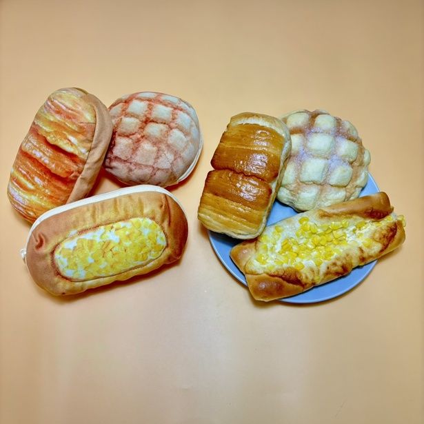 「パンポーチ」(左)は、持っているだけでお腹が鳴りそうなクオリティの高さ