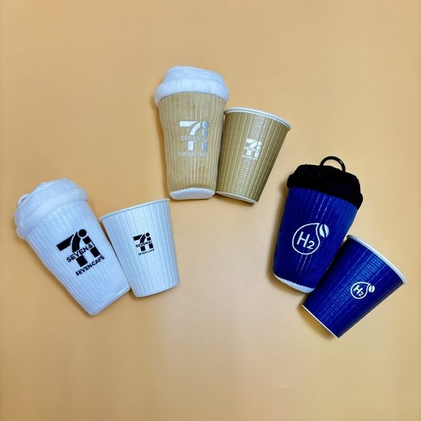 昨今のぬいぐるみキーホルダーブームにまさかの「セブンカフェ」が参入！