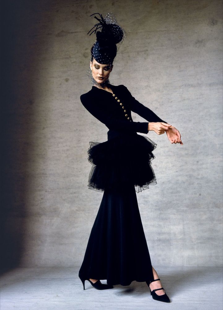 1996年4月号より。1996年春夏コレクションのチュチュを纏ったシャローム・ハーロウ。「このコレクションはシャネルらしいもので、ユーモアがあり、パンクのタッチもある……オマージュでありながら、ウィットに富んだひねりを加えたもの」とラガーフェルドは語っている。