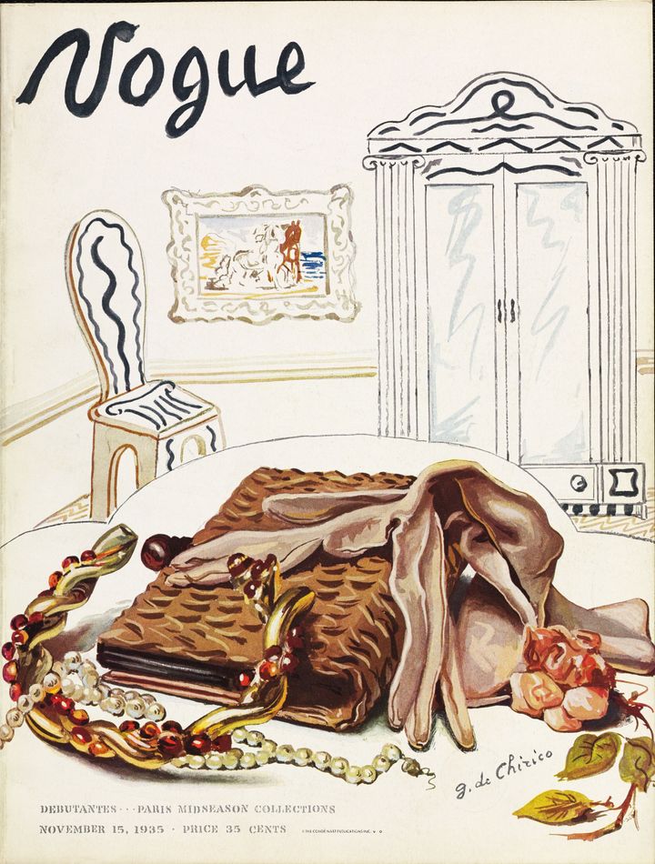 1935年11月15日号より。20世紀を代表する画家のひとりであるジョルジョ・ディ・キリコが『VOGUE』のために手がけたカバーアート。シャネルの手袋、バッグ、チョーカーが「貴婦人の装身具」として描かれている。