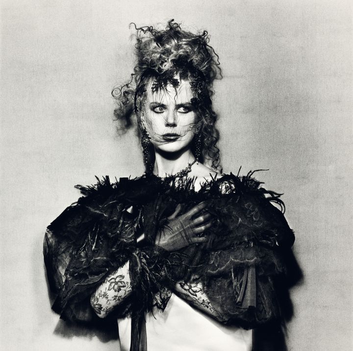 US版『VOGUE』2004年5月号より。カール・ラガーフェルド期のシャネルによるオートクチュールドレスとカシュクールを着用したニコール・キッドマン。スザンヌ・クチュール・ミリナリーのヴェールと、ニール・レーンのダイヤモンドネックレス、ロレイン・シュワルツのダイヤモンドイヤリングを合わせて。