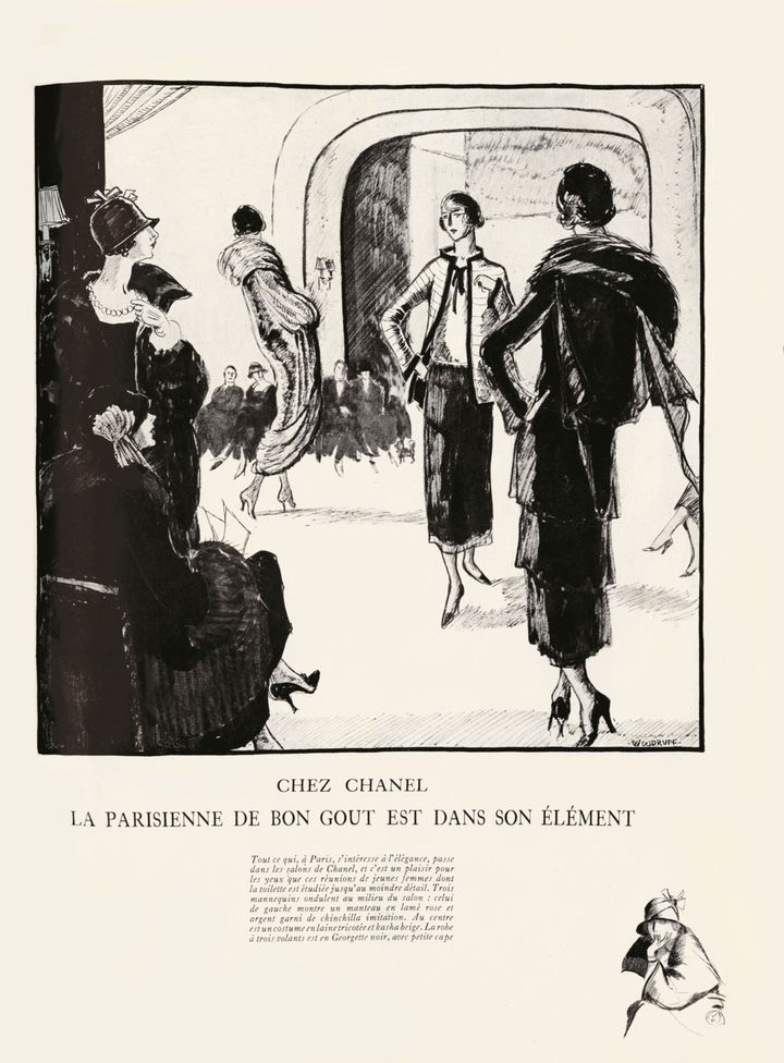 1923年4月15日号より。キャプションにはこう綴られている。「『短くストレートに』はシャネルの不変のモットー。マネキン（左）はチンチラで縁取られた若々しいピンクのラメのショールを身に着けている。スーツのジャケットはウールのトリコット生地で仕立てたもの。黒のジョーゼットのコスチューム（右）はティアードスカートとケープバックのジャケット」