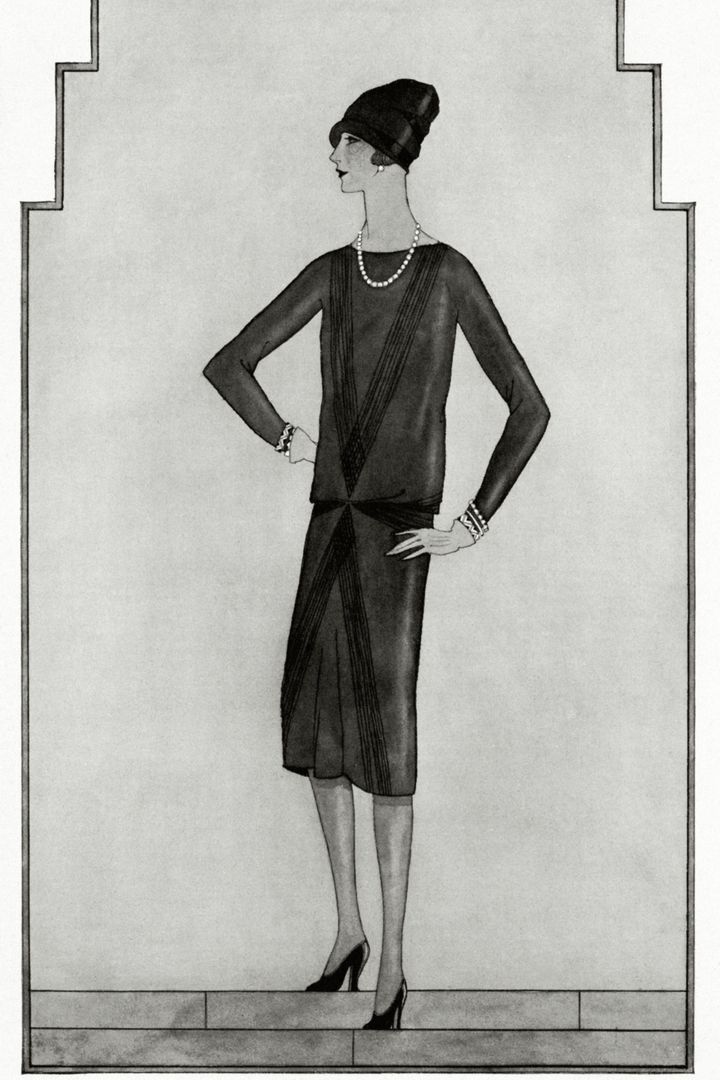 1926年10月1日号より。シャネルのリトル・ブラックドレス。『VOGUE』はこの一着が女性の新しい定番になると紹介し、当時広く普及していたフォード社の黒の車にちなんで「シャネル・フォード」と称した。