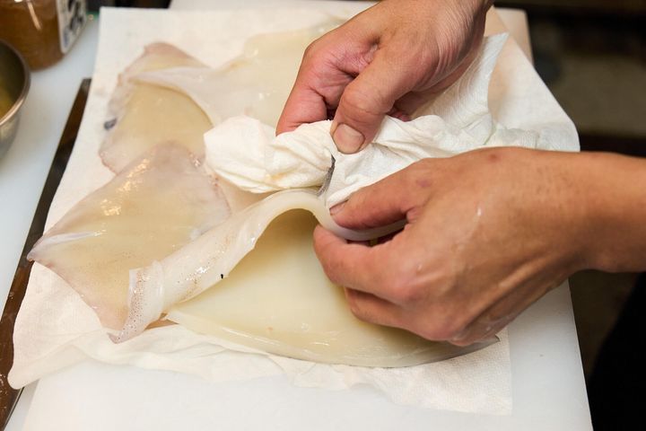 イカの皮を剥ぎ、水分を抜く