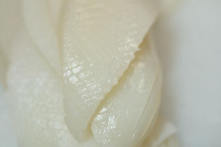 隠し包丁を入れ、食べやすく切る