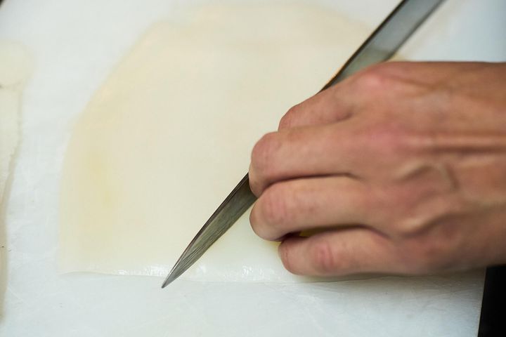 隠し包丁を入れ、食べやすく切る