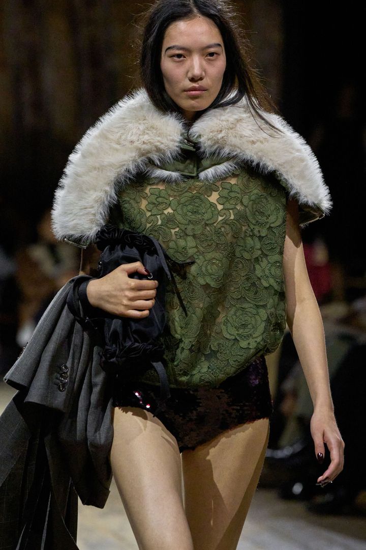 シモーン・ロシャ 2026-27年秋冬コレクションより。