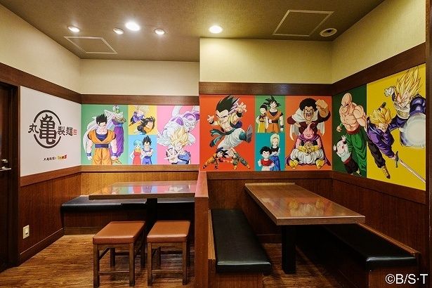 おなじみのキャラクターたちに囲まれて食べるうどんは格別