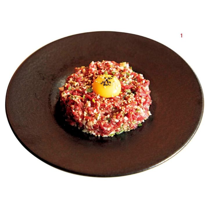 1.濃厚な生肉を芳醇なごま油や醤油で和えたユッケ（₩22,000）。