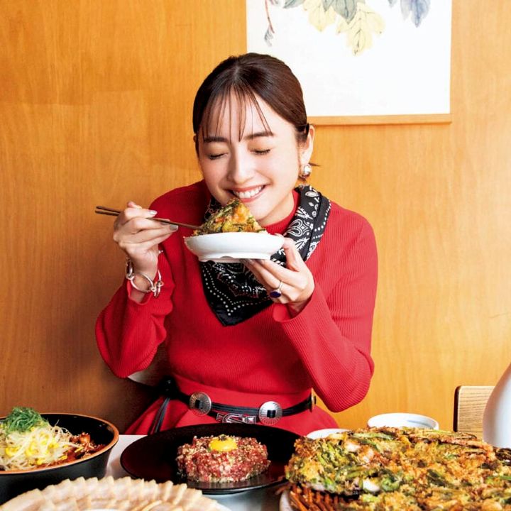 トップス¥26,400、スカート¥30,800（オートリコ） スカーフ¥16,500（マニプリ） ベルト（上）¥18,700、（下）¥18,700(ともにレフィエ／フラッパーズ） ピアス¥22,000、ブレスレット¥85,800（ともにバルブス／ズットホリック） リング¥30,800（プラウ）