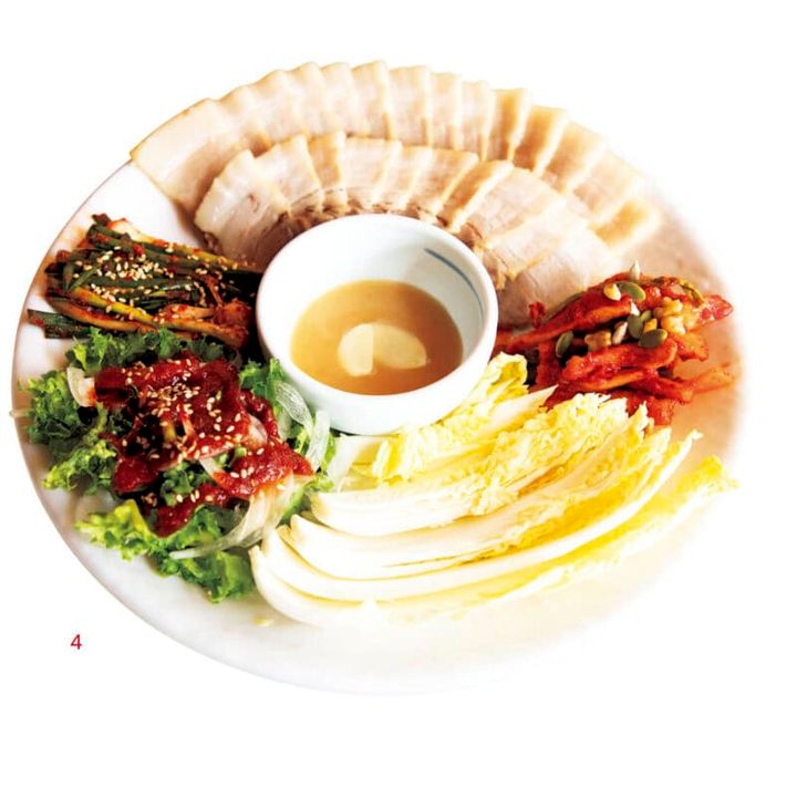 4.ゆで豚をキムチや野菜と一緒に白菜で包んで食べるポッサム（₩31,000）。