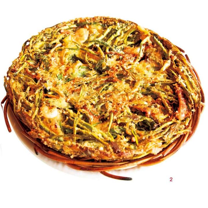 2.ししとうが入った海鮮ネギチヂミ（₩22,000）は厚みがあり、揚げ焼きされた表面はガリッガリで食べ応えあり。かじると中はふんわりという食感の差も楽しめる。