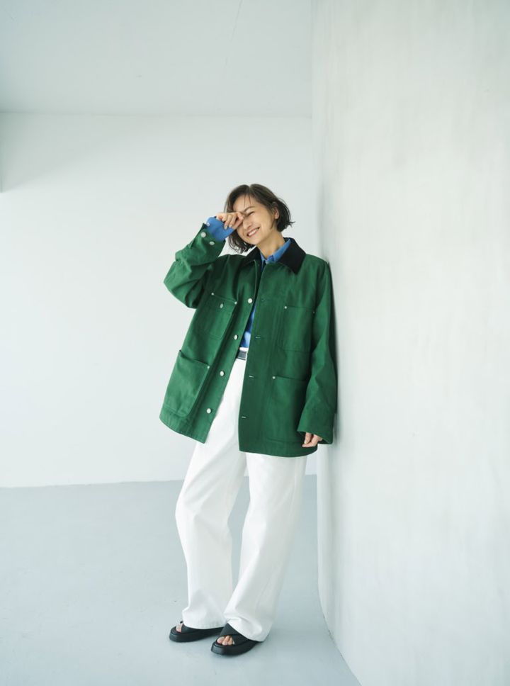 カバーオール¥154,000／ブラミンク（ブラミンク トーキョー）、シャツ¥28,000／アー・ペー・セー（アー・ペー・セー カスタマーサービス）、パンツ¥44,000／デパリエ（デパリエ 伊勢丹新宿店）、ベルト¥17,600／トリー レザー（ジャーナル スタンダード レサージュ 銀座店）、サンダル ¥119,900 ／トッズ（トッズ・ジャパン）