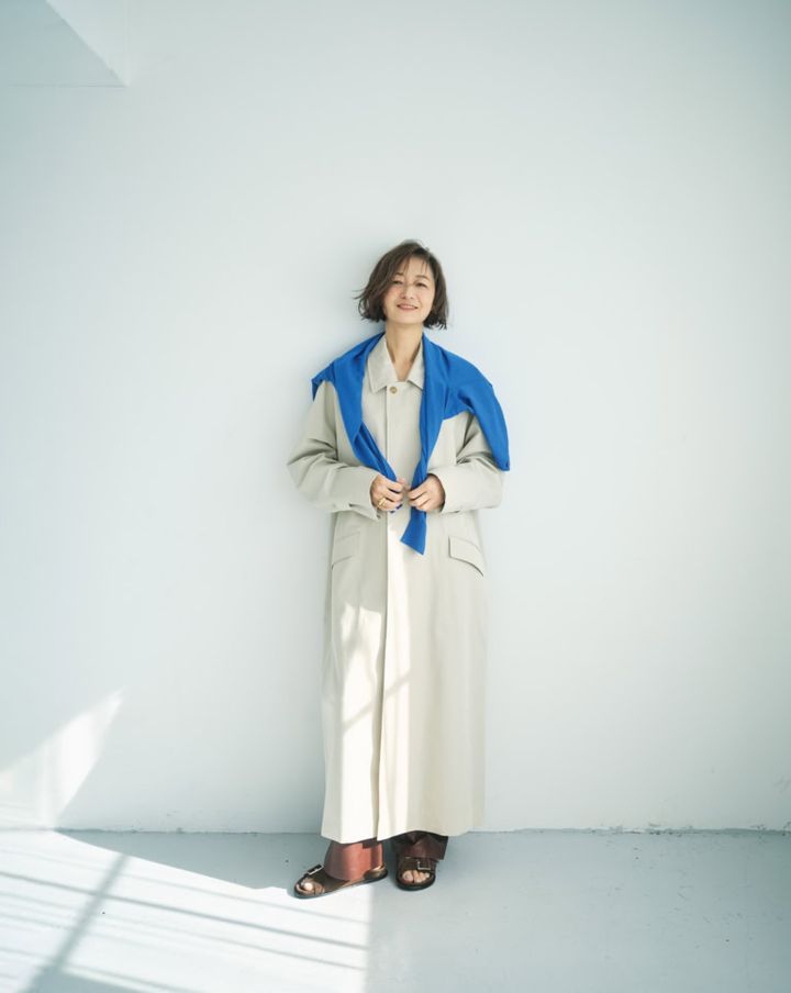 コート¥273,900／ドゥロワー（ドゥロワー 青山店）、肩にかけたカーディガン※4月発売予定¥44,000／デパリエ（デパリエ 伊勢丹新宿店）、レザーパンツ¥143,000／マカフィー（トゥモローランド）、リング大［K18イエローゴールド］¥1,830,000、リング小［K18イエローゴールド］¥770,000／ともにニューナウ（ランドエヌケー）、サンダル¥42,900／アロハス（ジャーナル スタンダード レサージュ 銀座店）