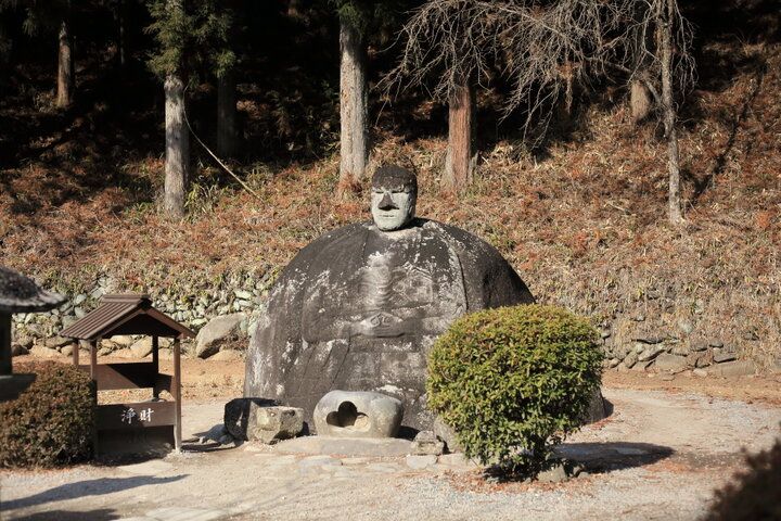 謎の巨大石像に願いを込めて。あの芸術家も愛した、諏訪市民に親しまれるパワースポット「万治の石仏」