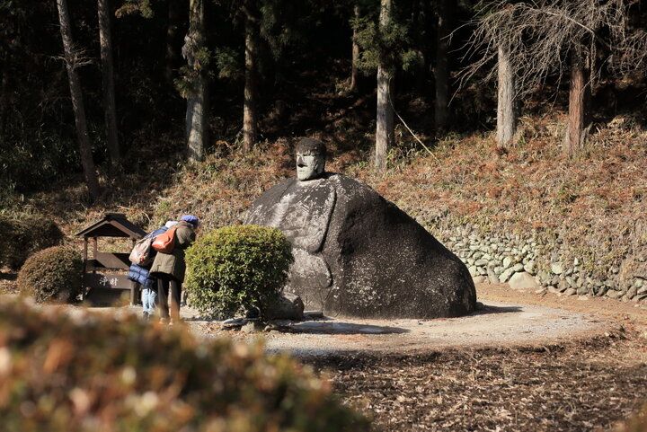 謎の巨大石像に願いを込めて。あの芸術家も愛した、諏訪市民に親しまれるパワースポット「万治の石仏」
