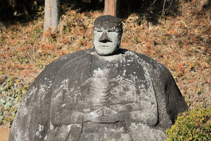 謎の巨大石像に願いを込めて。あの芸術家も愛した、諏訪市民に親しまれるパワースポット「万治の石仏」