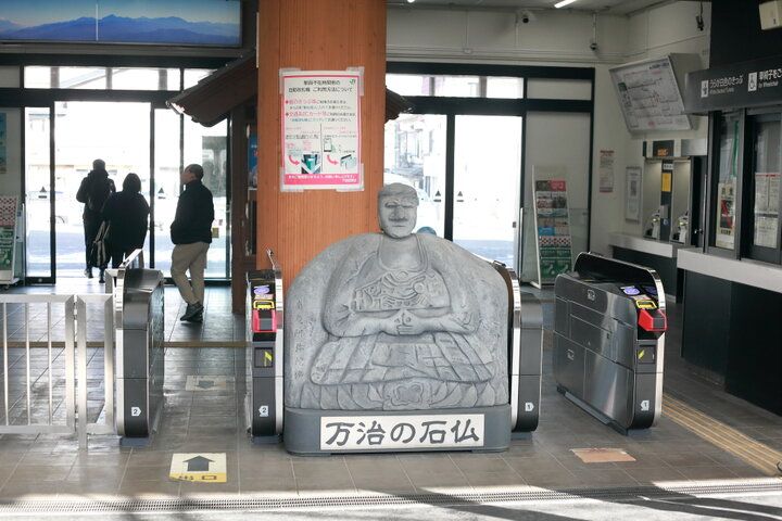 謎の巨大石像に願いを込めて。あの芸術家も愛した、諏訪市民に親しまれるパワースポット「万治の石仏」