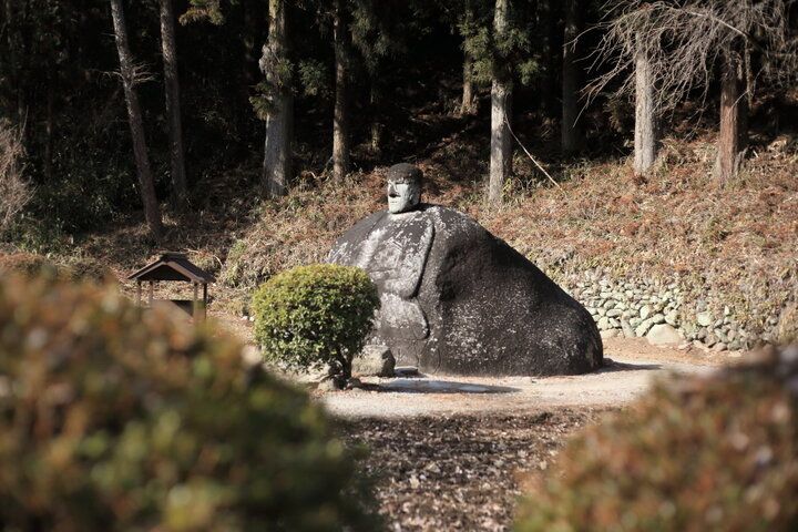 謎の巨大石像に願いを込めて。あの芸術家も愛した、諏訪市民に親しまれるパワースポット「万治の石仏」