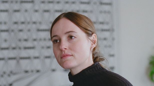 オスロで俳優として活躍する姉のノーラを演じるレナーテ・レインスヴェ [c] 2025 MER FILM / EYE EYE PICTURES / LUMEN / MK PRODUCTIONS / ZENTROPA ENTERTAINMENTS5 APS / ZENTROPA SWEDEN AB / KOMPLIZEN FILM / BRITISH BROADCASTING CORPORATION / ARTE FRANCE CINÉMA / FILM I VÄST / OSLO FILM FUND / MEDIEFONDET ZEFYR / ZDF / ARTE