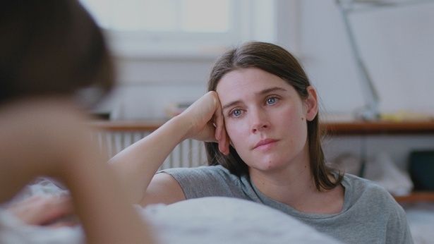 家庭を選び息⼦と穏やかに暮らす妹アグネスを演じるインガ・イブスドッテル・リッレオース [c] 2025 MER FILM / EYE EYE PICTURES / LUMEN / MK PRODUCTIONS / ZENTROPA ENTERTAINMENTS5 APS / ZENTROPA SWEDEN AB / KOMPLIZEN FILM / BRITISH BROADCASTING CORPORATION / ARTE FRANCE CINÉMA / FILM I VÄST / OSLO FILM FUND / MEDIEFONDET ZEFYR / ZDF / ARTE