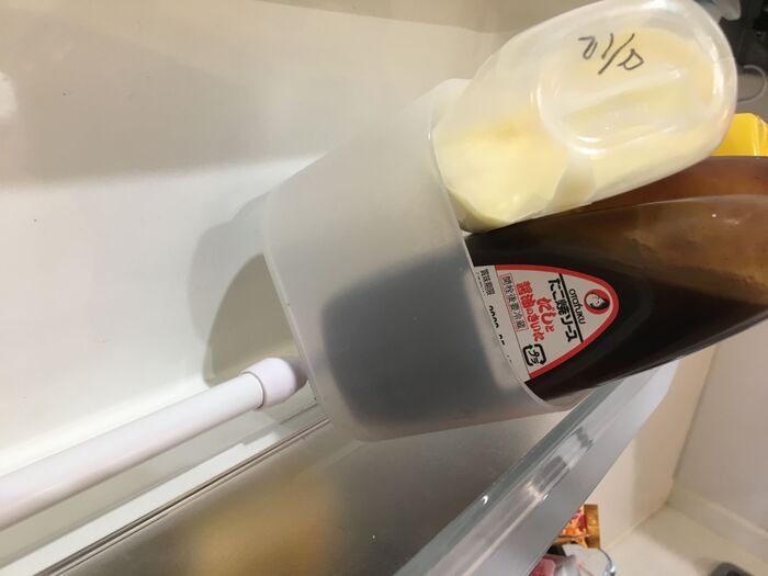 【100均活用】この手があったか！冷蔵庫のドアポケットが劇的に使いやすくなる「ナナメ置き」とは？