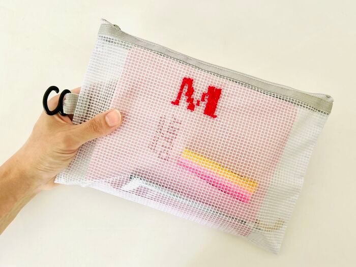 100均透明ポーチに刺繍っぽいことしてみたら…「想像以上にかわいくできた♡」「初心者でもイケる！」