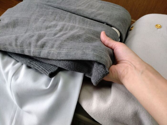 春の軽やかな旅に大助かり♡『洋服の持ち歩き方』かさばる衣類の厚みが1/2に！