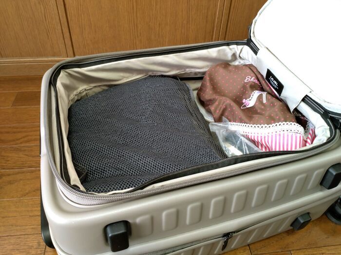 春の軽やかな旅に大助かり♡『洋服の持ち歩き方』かさばる衣類の厚みが1/2に！