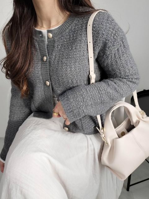 ツイーディーニットカーディガンを着たコーデ