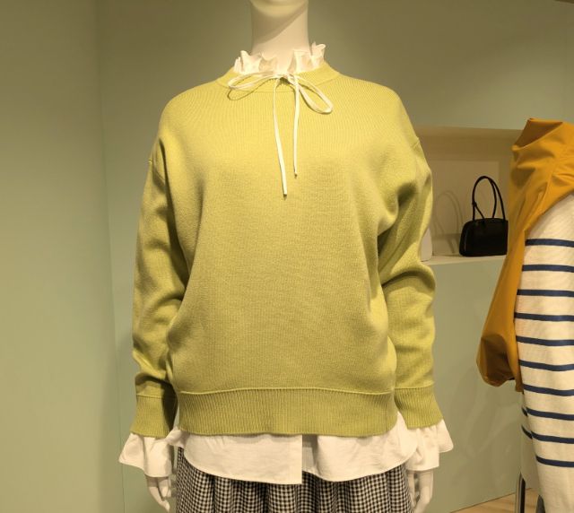 グリーンのスウェットライクニットオーバーサイズプルオーバーを着たマネキン