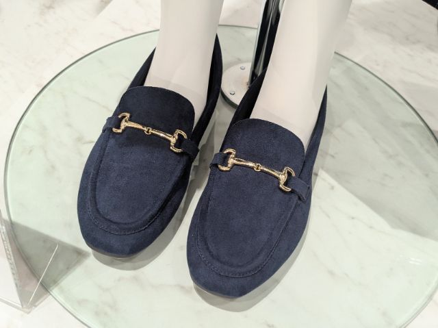 マネキンが着用するビットローファー