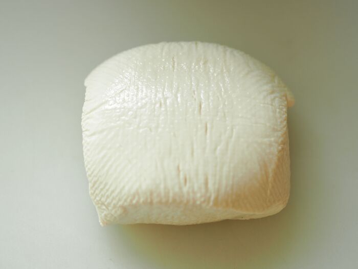 もはやチーズ！『豆腐モッツァレラ』が美味しすぎた。家にある調味料を加えるだけ♪【節約レシピ】