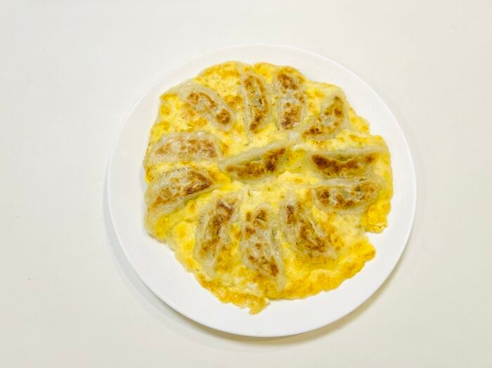 卵1個加えるだけで…！？市販の『冷凍餃子』が