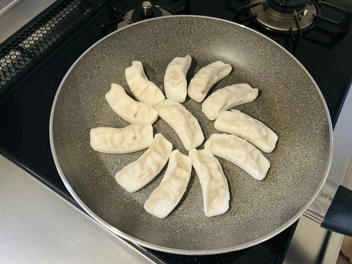 卵1個加えるだけで…！？市販の『冷凍餃子』が