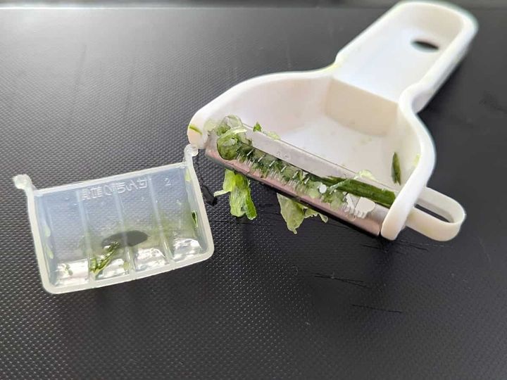キャンドゥ 野菜が散らない千切りピーラー 使用後