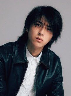 モデル・ふかわ。さんのポーチと中身