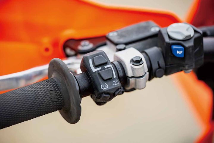 トルクフルでマイルド、車体もサスペンションもエンジンも全てが乗り手の意のままに扱うことができ、優しい表情を崩すことがないのがEXC-F。このモデルも長年本質は変わらないので、すぐに乗りこなすことができますね。近年はなんといってもクイックシフターが嬉しいです。レース後半のクラッチレバーを持つ指の疲れが解消。トップライダーはクラッチレバーを握らない人が多いですが必需ではないでしょうか」